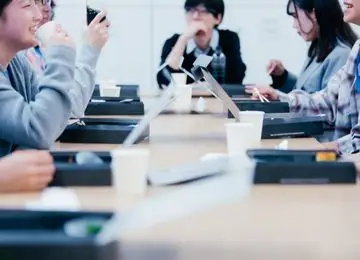 フラットで⾵通しのよい組織